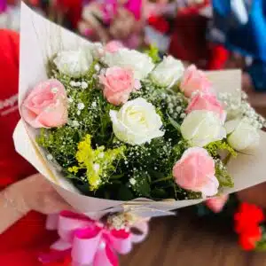 Buquê 12 rosas entre branca e rosa