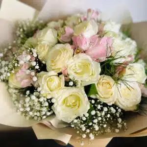 Buquê 30 rosas com astromelias