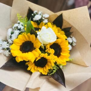 Buquê 5 girassóis com um botão de rosa