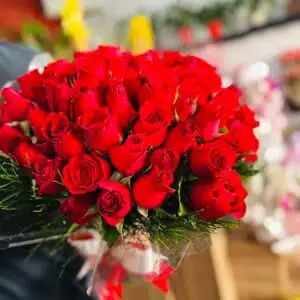 Buquê 50 rosas com laçarote