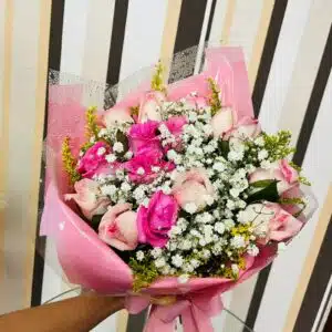 Buquê 12 rosas com tons de rosa