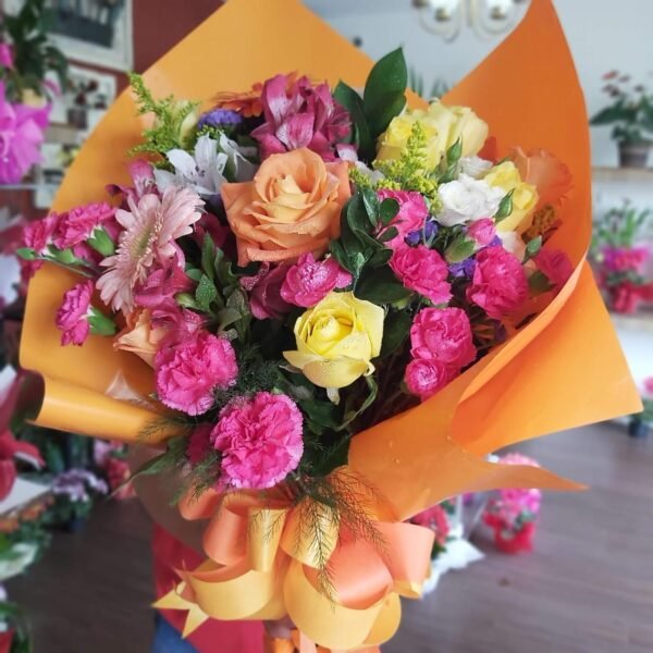 Buquê com Mix de Flores Campestres e Rosas