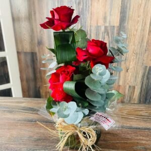 Arranjo na Base Floral com 3 Rosas